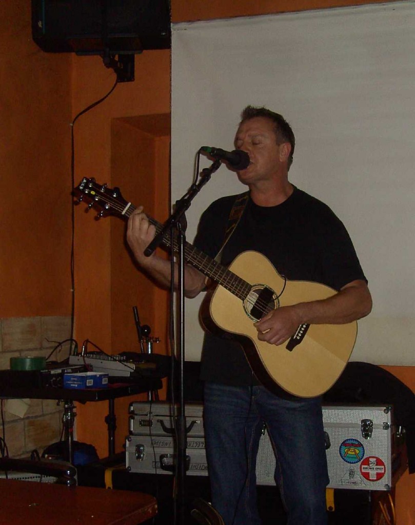 Charlie Browne singing at the "Roxy Bar" in Alferce near Monchique