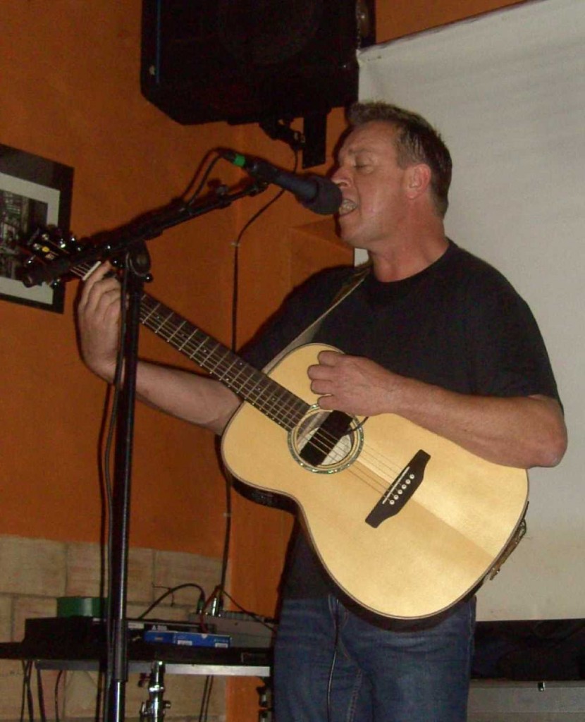 Talented singer song writer Charlie Browne in Alferce, Portugal